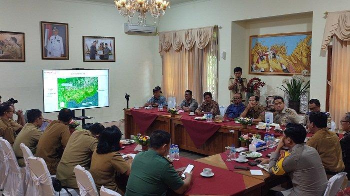 SAMPAIKAN ASPIRASI - Warga eks Timtim yang tinggal di Desa Sumberklampok, Kecamatan Gerokgak, Buleleng saat bertemu dengan Pj Bupati Buleleng, Senin (6/5). Mereka menuntut pemerintah agar menerbitkan Sertifikat Hak Milik (SHM) atas lahan pemukiman berbarengan dengan lahan garapan.