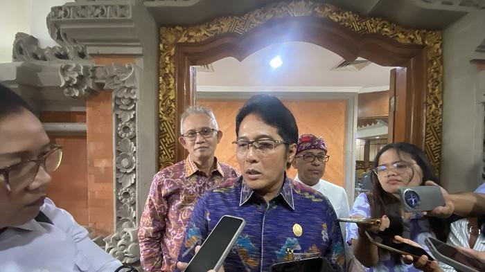 BERI KETERANGAN - Wakil Gubernur Bali, Nyoman Giri Prasta saat memberikan keterangan kepada awak media, Senin (21/7).
