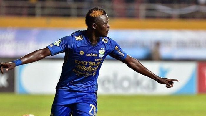 Striker Persib Bandung, Ezechiel Ndouassel, melakukan selebrasi seusai mencetak gol ke gawang Sriwijaya FC dalam laga pekan ke-12 Liga 1 di Stadion Gelora Sriwijaya, Palembang, pada Senin (4/9/2017).