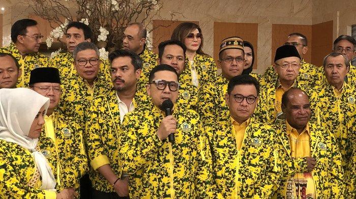 Tolak Munaslub - Plt Ketua DPD I Golkar Provinsi Papua Ahmad Doli Kurnia Tandjung (pegang mik) memberikan keterangan pers usai pertemuan seluruh ketua DPD I Golkar se-Indonesia dengan Ketum Golkar Airlangga Hartarto di The Mulia Hotel, Bali pada Minggu (30/7) malam. Pertemuan itu sebagai penegasan penolakan terhadap rencana Munaslub Golkar dan komitmen siap tempur menghadapi Pemilu 2024.