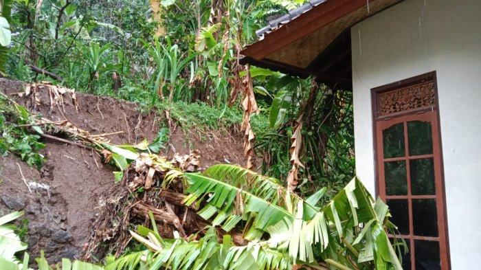 Hujan deras dengan intensitas lama, yang menguyur Kabupaten Karangasem mengakibatkan longsor, banjir, dan pohon tumbang di beberapa titik, Kamis (19/1/2023) sore.
Beberapa rumah, kendaraan, tempat sembahayang (pura), serta jalan raya rusak.
Kepala BPBD Karangasem, IB Ketut Arimbawa, mengatakaan, pohon tumbang dan longsor terjadi di beberapa titik.
Satu diantaranya di Kecamatan Bebandem, Manggis, Abang dan Selat.
Data sementara yang di BPBD, bencana alam sudah mencapai puluhan titik.