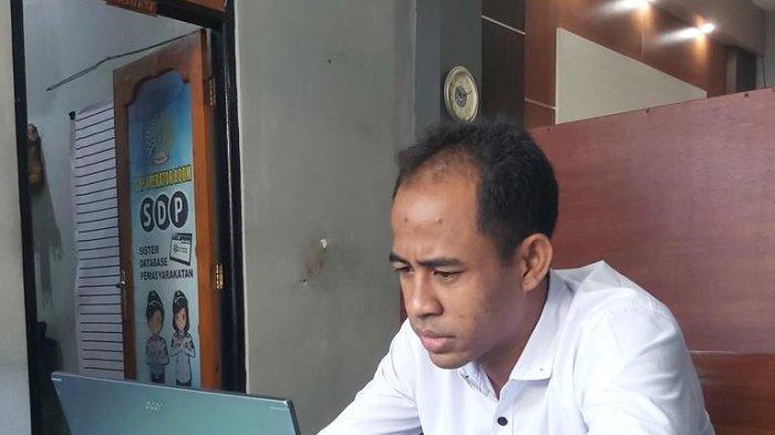 Terdakwa Made Agus Tedi Arianto saat mengikuti sidang pembacaan putusan dari majelis hakim Tipikor Denpasar secara virtual, Selasa (3/10). Terdakwa Tedi divonis dua tahun enam bulan penjara.