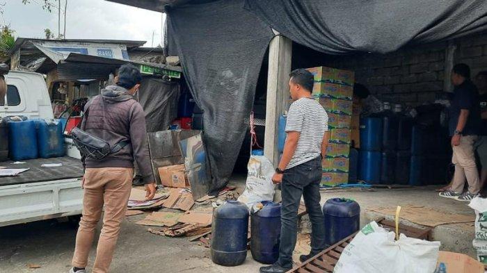 Polisi saat menyita puluhan jeriken berisi BBM jenis Pertalite dari gudang milik Subagia di Desa Bayunggede, Kintamani. Kamis (12/10/2023)