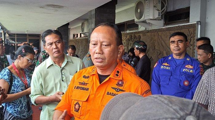 Beri keterangan - Kepala Kantor Pencarian dan Pertolongan Denpasar (Basarnas) Bali, I Nyoman Sidakarya saat memberi keterangan mengenai pencarian penumpang yang belum ditemukan.
