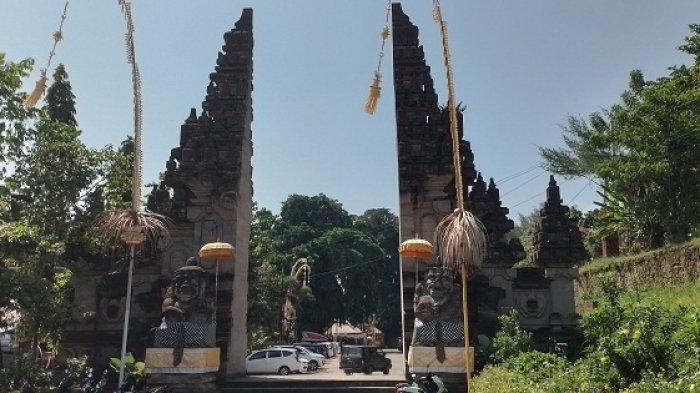 Jaba sisi Pura Samuan Tiga, Desa Bedulu, Blahbatuh, Gianyar, Bali, Jumat 29 April 2022. Karya Ida Bhatara Turun Kabeh suda berlangsung.