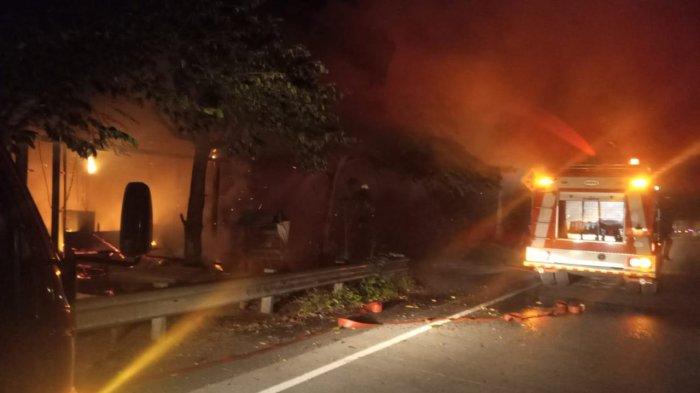 Warung semi permanen di Jalan By Pass Ida Bagus Mantra di wilayah Desa Gelgel hangus terbakar, Rabu (26/7/2023) malam.