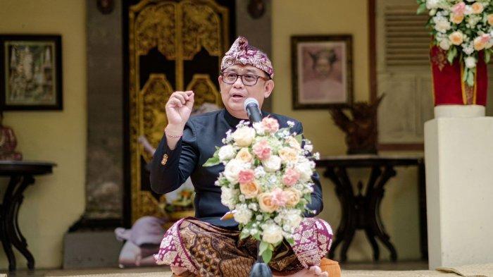 Ketua Yayasan Puri Kauhan Ubud, Ari Dwipayana, dalam sambutannya menyampaikan, sebagai lumbung sastra, Bali mewarisi berbagai warisan literasi baik tentang perhitungan waktu yang disebut Wariga dan ilmu pengobatan yang disebut Usadha, yang terdokumentasikan dengan baik dalam bentuk lontar.