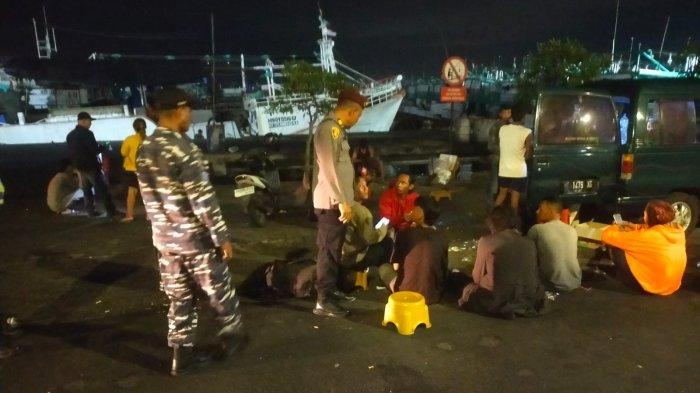 Suasana patroli yang digelar oleh Polsek Benoa. Awasi ABK yang belum melaut.