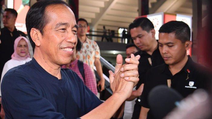 Kunjungan Presiden RI, Joko Widodo di Gedung Serbaguna, Jalan Willem Iskandar, Kota Medan, Sumatera Utara, diwarnai insiden pelemparan air mineral dan sandal yang dilakukan oknum wanita.