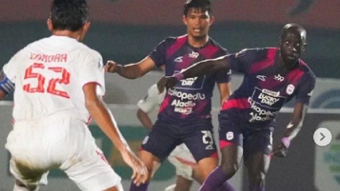 Gelandang baru RANS Nusantara FC Makan Konate membawa bola di laga melawan Persija di Grup B Piala Presiden 2022 di Stadion Segiri, Samarinda, Rabu 22 Juni 2022. RANS Nusantara FC menang 5-1 atas Persija Jakarta sekaligus memuncaki Klasemen Grup B Piala Presiden 2022.