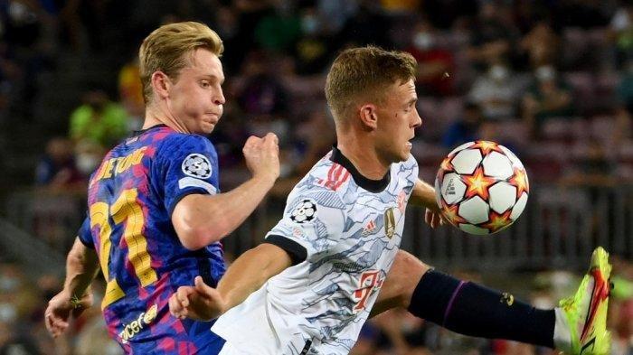 Gelandang Bayern Munich Jerman Joshua Kimmich (kanan) berebut bola Gelandang Barcelona dari Belanda Frenkie De Jong selama pertandingan sepak bola grup E putaran pertama Liga Champions UEFA antara Barcelona dan Bayern Munich di stadion Camp Nou di Barcelona pada 14 September 2021. GEN LLUIS / AFP