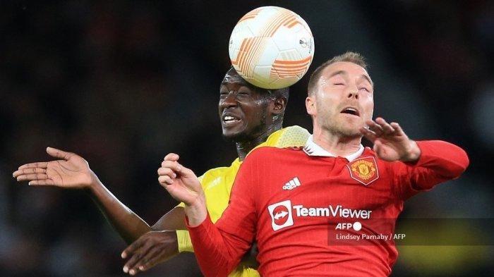 Gelandang FC Sheriff Senegal Mouhamed Diop (kiri) berusaha menyundul bola melawan pemain tengah Denmark Manchester United Christian Eriksen selama pertandingan sepak bola