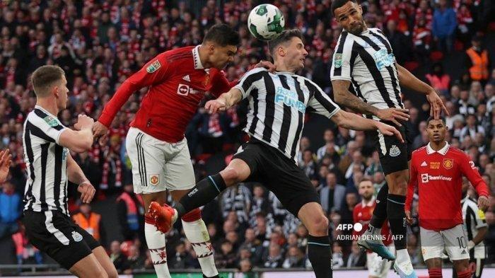 Gelandang Manchester United Brasil Casemiro (2L) mencetak gol pembuka pertandingan sepak bola final Piala Liga Inggris antara Manchester United dan Newcastle United di Stadion Wembley, London barat laut pada 26 Februari 2023. ADRIAN DENNIS / AFP