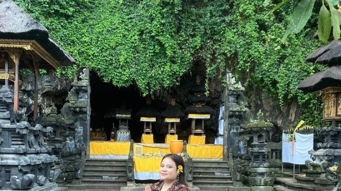 Pamedek di Pura Goa Lawah Klungkung Bali.