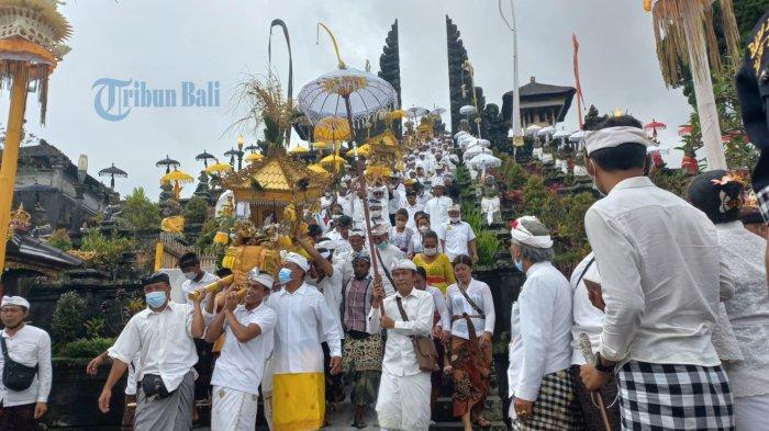 Ribuan warga iringi ritual melasti serangkaian Upacara Tawur Tabuh Gentuh dan Karya Ida Bhatara Turun Kabeh di Pura Agung Besakih digelar, Selasa 15 Maret 2022 pagi - Hari Ini Digelar Ritual Mepepada, Ini Jadwal Lengkap Karya Ida Bhatara Turun Kabeh di Pura Besakih