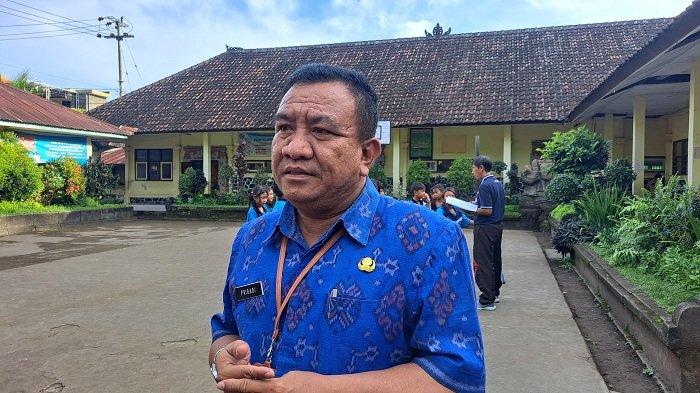 BERI KETERANGAN - Plt Kepala Disdikpora Buleleng, Putu Ariadi Pribadi. Ia mengungkapkan sesuai juknis terbaru, alokasi honorarium bagi pegawai non-ASN baik guru maupun tenaga kependidikan dipangkas dari 50 persen menjadi 20 persen.