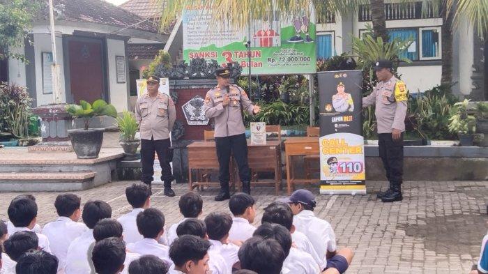 DIDATANGI POLISI - Polsek Melaya saat memberikan edukasi dalam kegiatan Jumat Curhat Menyama Braya di SMPN 3 Melaya, Jumat (7/6).