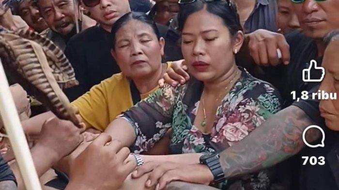NGABEN - Kesedihan keluarga Kadek Parwata saat prosesi memandikan jenazah dalam pemakaman di Karangasem, Bali. Korban penusukan orang tak dikenal di Jalan Nangka, Denpasar.