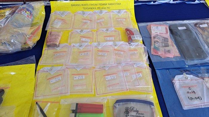 PAKET NARKOBA - Barang bukti paket narkoba yang dimiliki pelaku berinisial AB dan NU. Keduanya terbukti menguasai narkoba dengan total 17 paket, dengan total berat 6 gram lebih.