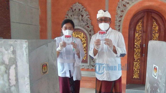 Calon Walikota Denpasar nomor urut 1, I Gusti Ngurah Jayanegara menggunakan hak pilihnya di TPS 11 Banjar Saba, Penatih, Denpasar Timur, Rabu (9/12/2020).