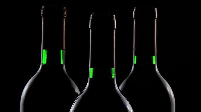 Ilustrasi alkohol - Berkaca dari sejumlah kejadian yang melibatkan wisatawan asing di bawah pengaruh alkohol, Kepala Dinas Pariwisata (Dispar) Bali, Tjokorda Bagus Pemayun menyatakan, pihaknya akan mengambil langkah untuk mengatur konsumsi alkohol di kalangan wisatawan.