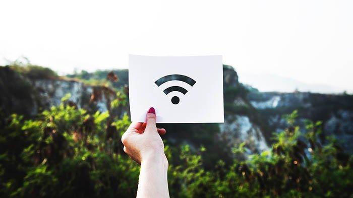 Ilustrasi Wifi - WiFi gratis di Tabanan kini bertambah. Ada sekitar 88 penambahan WiFi gratis. Dari semula 393 titik kini menjadi 481 titik.
Kepala Dinas Kominfo Tabanan, Putu Dian Setiawan, menyatakan bahwa selain penambahan titik juga akan ada penambahan kualitas speed atau kecepatan pada WiFi gratis.
Dari semula hanya 20 Mbps kini menjadi 30 Mbps. WiFi gratis ini, masuk dalam program BSI (Bali Smart Island), yang menyasar sejumlah pasar umum, pura dan kahyangan, dan objek wisata yang dikelola oleh masyarakat/ desa untuk mendukung program e-ticketing.