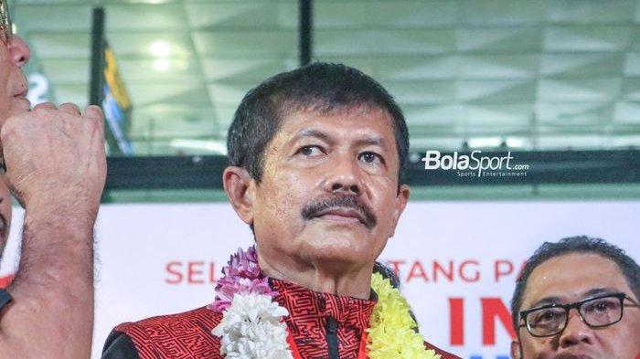 Pelatih timnas U-22 Indonesia, Indra Sjafri, saat ditemui di Bandara Soekarno Hatta, Tangerang, Banten, Jumat (19/5/2023) malam.
