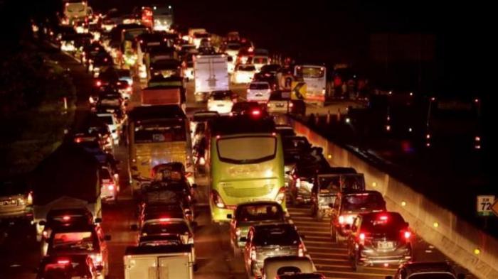 Ilustrasi macet - Selain Jakarta, Pulau Dewata juga diminta untuk lebih berhati-hati dengan adanya polusi udara.
Emisi yang juga dihasilkan oleh pembangkit listrik tenaga fosil, dan juga kendaraan bermotor membuat Bali juga rentan terkena polusi udara.
Saat ini kendaraan di Bali mencapai 4,7 juta, didominasi kendaraan roda dua dengan jumlah 3,8 juta.
Hal itu diungkapkan Kepala Dinas Perhubungan Provinsi Bali, Gde Wayan Samsi Gunarta ketika dikonfirmasi.