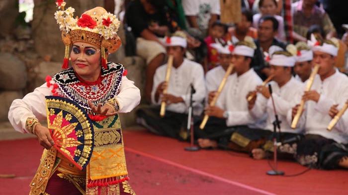 Ilustrasi Tari Bali - Bali Tourism Awards merupakan ajang tahunan yang diselenggarakan, dengan tujuan untuk memberikan apresiasi kepada jasa travel dan tourism di daerah Bali, yang terdiri dari sektor pariwisata seperti hotel, resort, villa, travel agent, airlines, theme park, desa wisata, restoran, yang mendukung pembangunan dalam rangka memajukan industri pariwisata dan objek wisata di Bali.