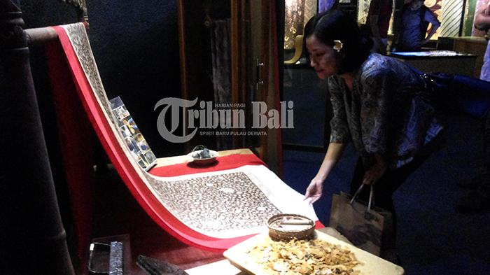Seorang pengunjung sedang melihat kain batik yang dipajang di Museum Batik, Minggu (15/6/2015)