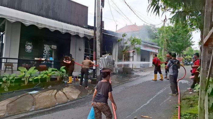 Kebakaran- Petugas Damkar berupaya memadamkan api yang membakar warung burger di Jalan Kecubung, Kota Semarapura, Klungkung, Jumat (31/1/2025).