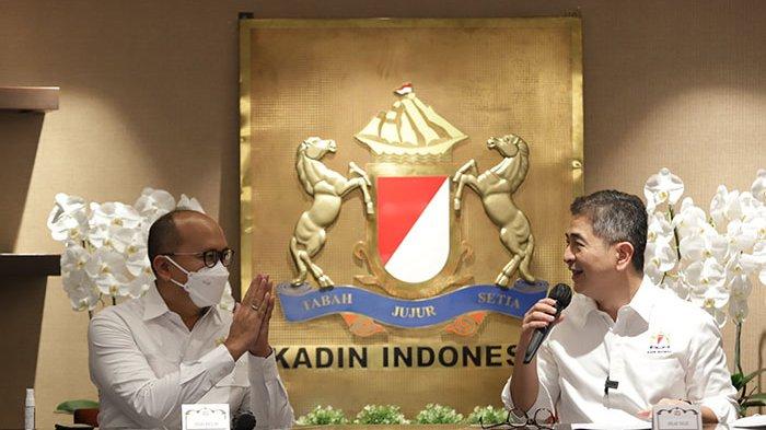 Ketua Umum Kamar Dagang dan Industri (Kadin) Indonesia, Arsjad Rasjid (kanan) bersama Kedubes Amerika Serikat, Rosan Roeslani (kiri) saat menghadiri ulang tahun ke 53 Kadin di Menara Kadin, Jakarta, Jumat, (24/9/2021).