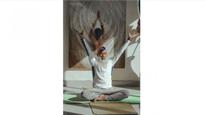 Ketut Arsana saat mengajarkan yoga, meditasi, dan ahli spiritual lainnya.