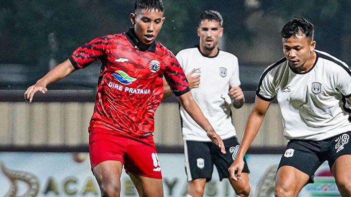Laga uji coba pramusim antara Persija Jakarta vs RANS Nusantara FC di Stadion PTIK, Jakarta Selatan, Rabu 21 Juni 2023.
