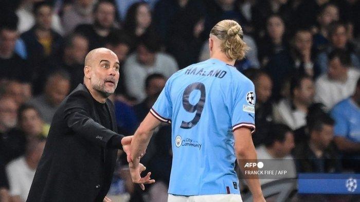 Manajer Spanyol Manchester City Pep Guardiola berbicara dengan striker Norwegia Manchester City # 9 Erling Haaland selama pertandingan sepak bola final Liga Champions UEFA antara Inter Milan dan Manchester City di Stadion Olimpiade Ataturk di Istanbul, pada 10 Juni 2023. FRANCK FIFE / AFP
