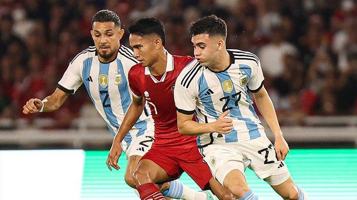 Marselino Ferdinan (tengah) pemain muda Timnas Indonesia ditempel ketat dua pemain Argentina di FIFA Matchday Juni 2023 yang berakhir dengan kemenangan La Albiceleste 0-2 di Stadion SUGBK, Jakarta, Senin 19 Juni 2023. Lewati Garnacho Lewat Skill Dribling Ciamiknya, Marselino Ferdinan Jadi Sorotan Jurnalis Eropa Ini