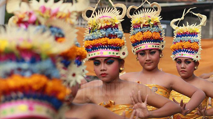 Ilustrasi - Tradisi Rejang Gede di Banjar Adat Tihingan, Kecamatan Bebandem, Kabupaten Karangasem, Bali, diusulkan sebagai Warisan Budaya Tak Benda (WBTB).
Persyaratan serta dokumen yang dibutuhkan sudah dipenuhi. Tahapannya masih dalam proses di Kementerian Pendidikan dan Kebudayaan.
Kabid Kebudayaan dan Kesenian, Dinas Kebudayaan dan Pariwisata (Disbudpar) Kab. Karangasem, I Nyoman Japa, mengungkapkan tarian Rejang Gede diusulkan lantaran unik, langka, dan memiliki kekhasan.
Dan terpenting untuk melestarikan serta menjaga kebudayaan tiap daerah, khususnya di Kabupaten Karangasem.