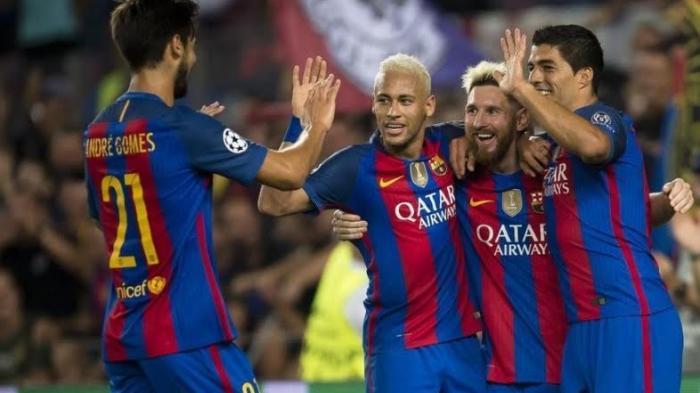 Andre Gomes selebrasi bersama Trio MSN (Lionel Messi, Luis Suarez, dan Neymar).