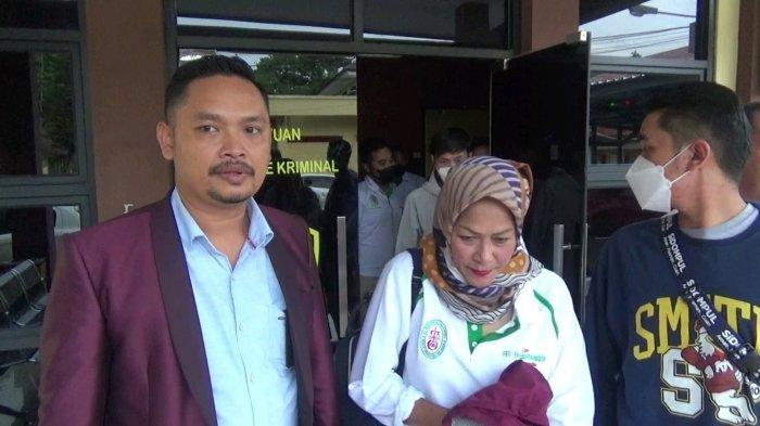 Mimin Mintarsih (51), istri muda Yosef (55), bersama tim kuasa hukumnya saat keluar dari Gedung Satreskrim Polres Subang pada Senin, 29 November 2021