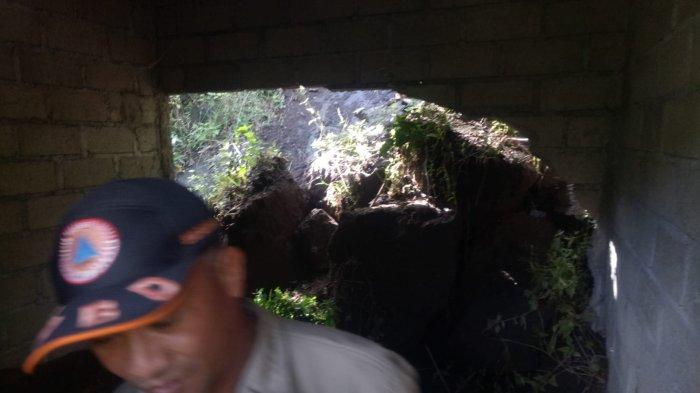 Hujan deras disertai angin kencang yang menguyur Karangasem, Senin (3/7/2023), mengakibatkan longsor di Br. Dinas Ketug, Desa Antiga, Kecamatan Manggis, Karangasem.
Longsor menghantam rumah I Nengah Simpen, hingga tembok kamar di bagian belakang jebol.
Info di lapangan, peristiwa naas ini terjadi sore hari. Longsor terjadi setelah hujan deras.
Dikarenakan tak kuat menahan air, senderan tanah belakang rumah ambruk menghantam tembok kamar tidur sebanyak dua unit.
Untung tidak ada korban dalam insiden longsor ini. Pemiliknya hanya mengalami kerugian materiil sekitar Rp 30 juta.