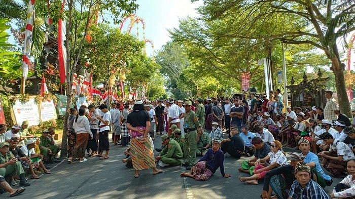 Demo - Ratusan krama adat Bugbug, Kecamatan Karangasem mesadu ke Kantor Wakil Bupati (Wabup) dan Kantor DPRD Karangasem, Selasa (27/3/2023) siang.