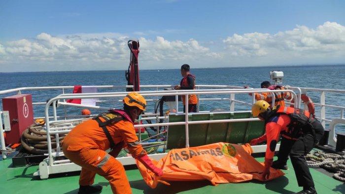 EVAKUASI - Tim SAR gabungan kembali melanjutkan upaya pencarian para korban, tenggelamnya KMP Tunu Pratama Jaya. Pada hari kesepuluh pencarian ini Jumat 11 Juli 2025, tim SAR gabungan kembali menemukan dua jenazah yang diduga korban.