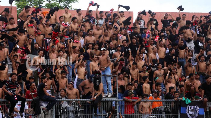 Kelompok Suporter North Side Boys saat mendukung Bali United di stadion Dipta pada pertandingan melawan Borneo FC di Piala Presiden 2018 lalu