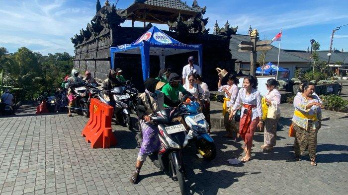 Antrean ojek di Pura Agung Besakih, Rabu (26/4/2025).