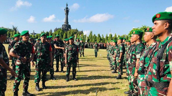 Pangdam IX/Udayana, Mayjen TNI Bambang Trisnohadi saat memimpin apel gelar kesiapan Satgas Pamwil dan Satgas Evakuasi pada pengamanan WWF ke-10 tahun 2024 di Lapangan Niti Mandala Renon Denpasar, Bali, pada Senin 13 Mei 2024.