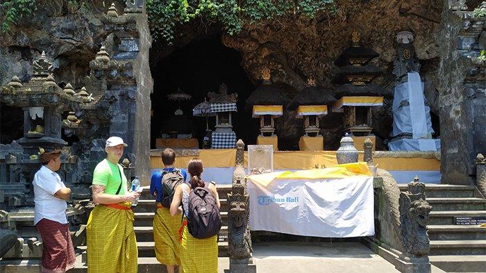 Prajuru Pura Goa Lawah, Desa Pesinggahan, Kecamatan Dawan Klungkung, melarang wisatawan masuk ke utama mandala selama piodalan berlangsung. Puncak karya digelar pada Anggara Kasih Medangsia, Selasa (22/8), besok.