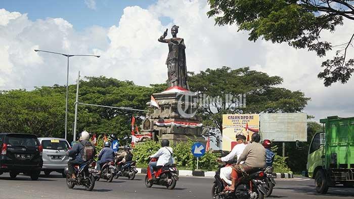 PAHLAWAN - Patung Ida I Dewa Agung Istri Kanya di simpang empat By Pass Ida Bagus Mantra wilayah Tiyingadi, Kecamatan Dawan, Minggu (25/11).