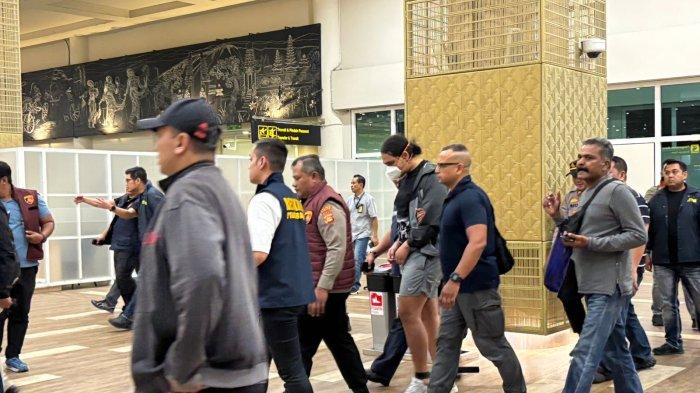 Pelaku penembakan WNA di Badung berinisial CM saat tiba di Bandara I Gusti Ngurah Rai.