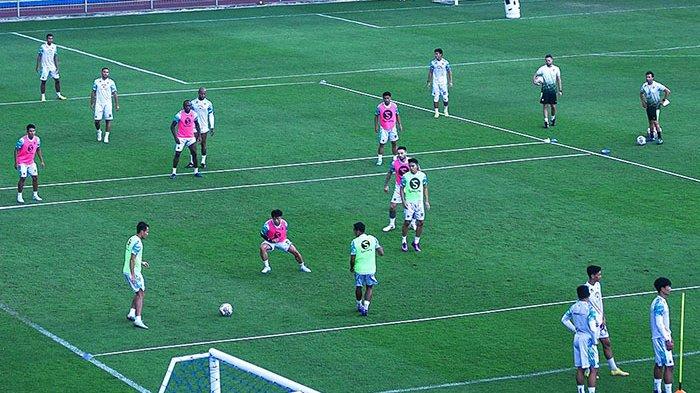 Pelatih Luis Milla memantau langsung latihan pemain Persib Bandung belum lama ini di Stadion Sidolig, Bandung. Jelang Laga Persib Bandung vs Madura United, Prediksi Line Up Pemain, Kata Milla Soal Tyronne & Rodriguez
