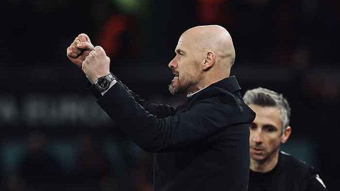 Pelatih Man United Erik Ten Hag berselebrasi